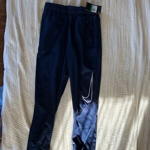 NWT Nike boys Therma training pants for boys in XL in Navy